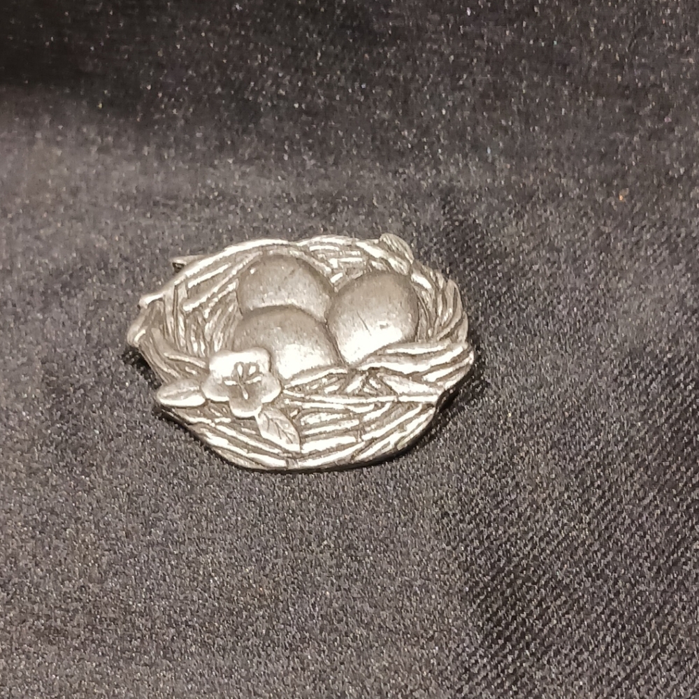 Vintage Birds Blooms 2007 Limited Edition Pewter Nest w/Eggs Flower Pin Brooch